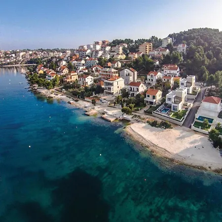 With Private Jacuzzi & Parking *