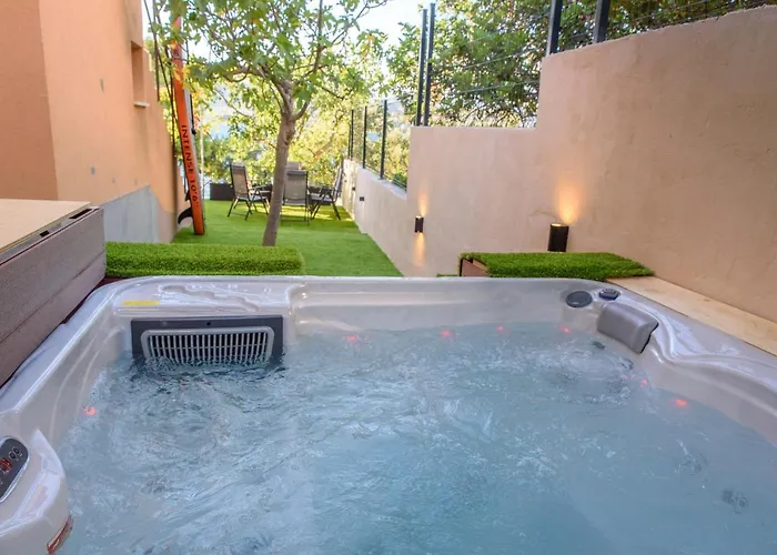 With Private Jacuzzi & Parking トロギール