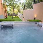 With Private Jacuzzi & Parking Traù