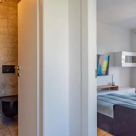 With Private Jacuzzi & Parking *