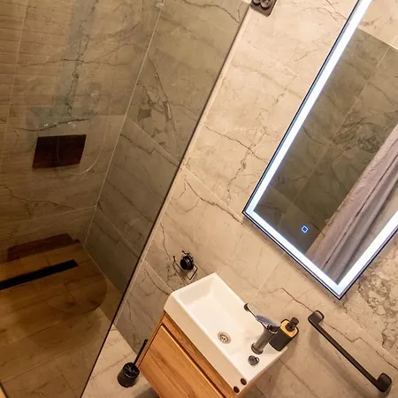 With Private Jacuzzi & Parking Будинок відпочинку Трогір