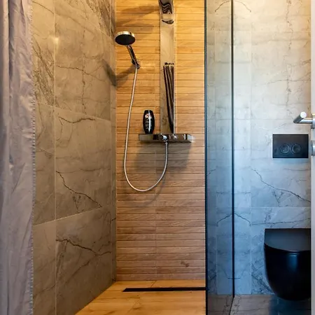 With Private Jacuzzi & Parking Τρογκίρ