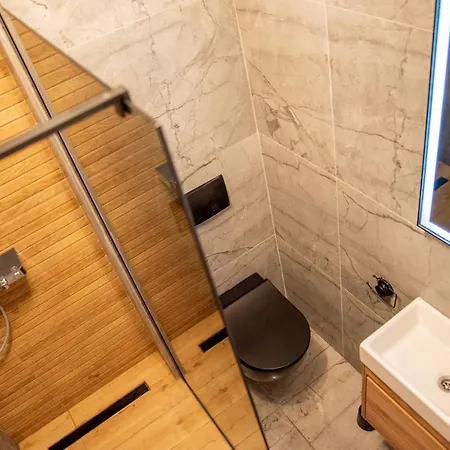 With Private Jacuzzi & Parking Будинок відпочинку Трогір