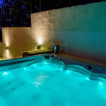 With Private Jacuzzi & Parking Будинок відпочинку *