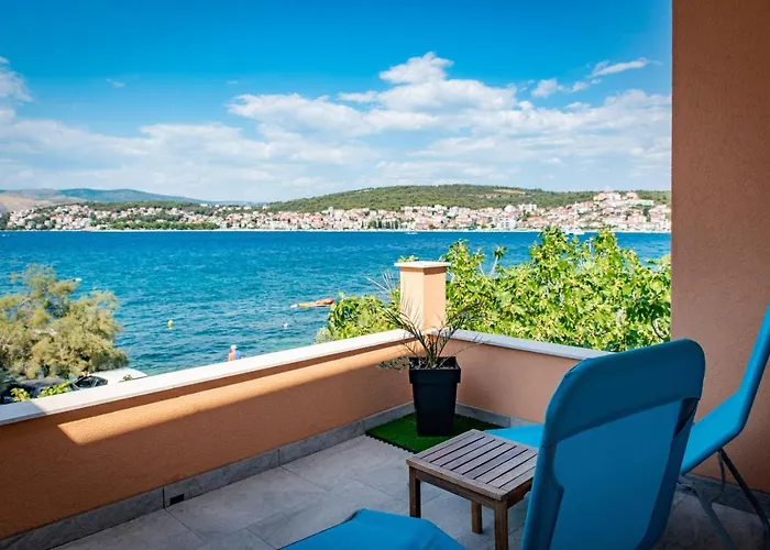 With Private Jacuzzi & Parking Hébergement de vacances Trogir
