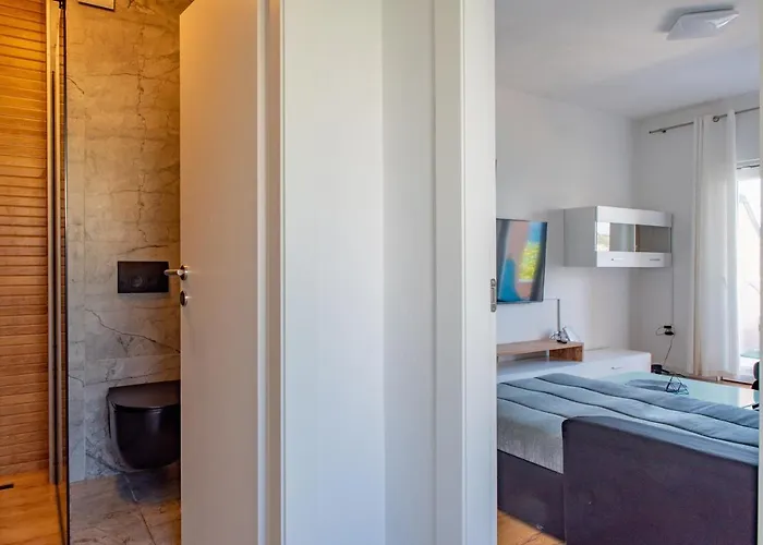 With Private Jacuzzi & Parking *