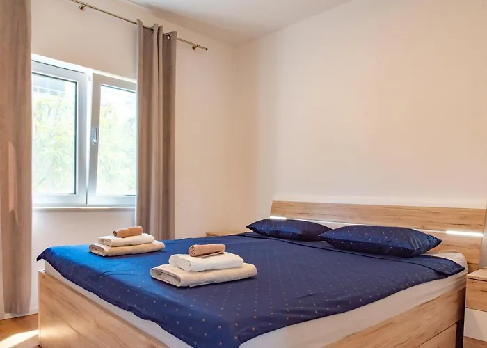 With Private Jacuzzi & Parking *