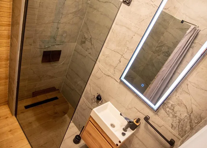 With Private Jacuzzi & Parking Hébergement de vacances Trogir