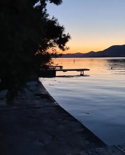 With Private Jacuzzi & Parking Nyaraló Trogir