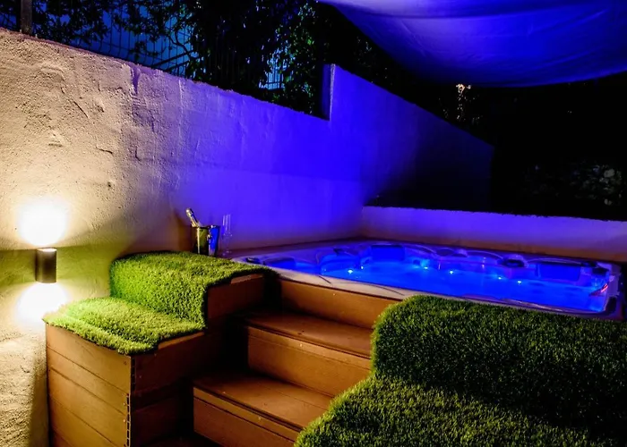 Hébergement de vacances With Private Jacuzzi & Parking Trogir