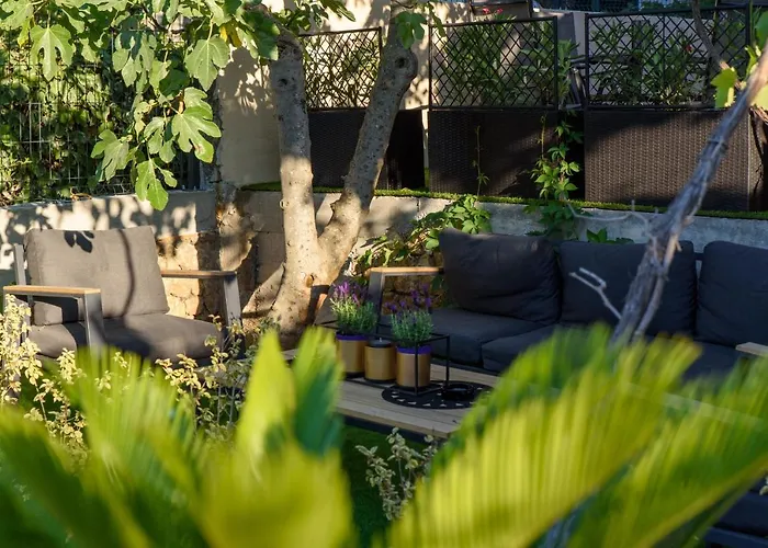 Hébergement de vacances With Private Jacuzzi & Parking