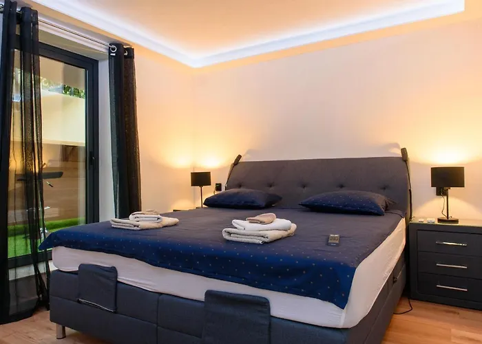 With Private Jacuzzi & Parking *