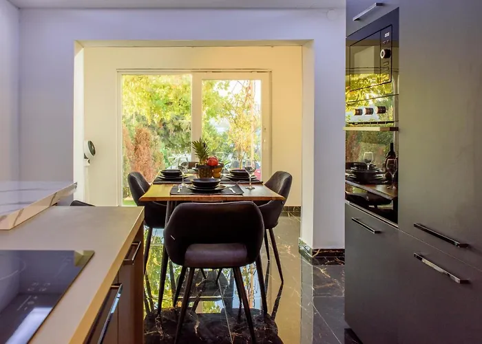 With Private Jacuzzi & Parking Nyaraló Trogir