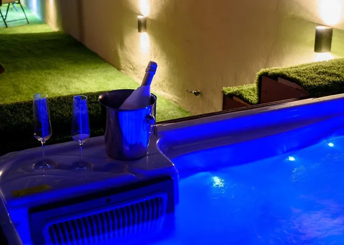 Hébergement de vacances With Private Jacuzzi & Parking Trogir
