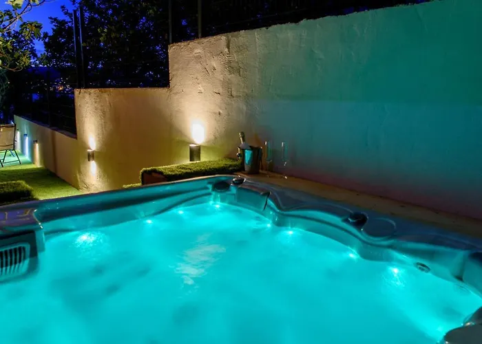 With Private Jacuzzi & Parking Hébergement de vacances *