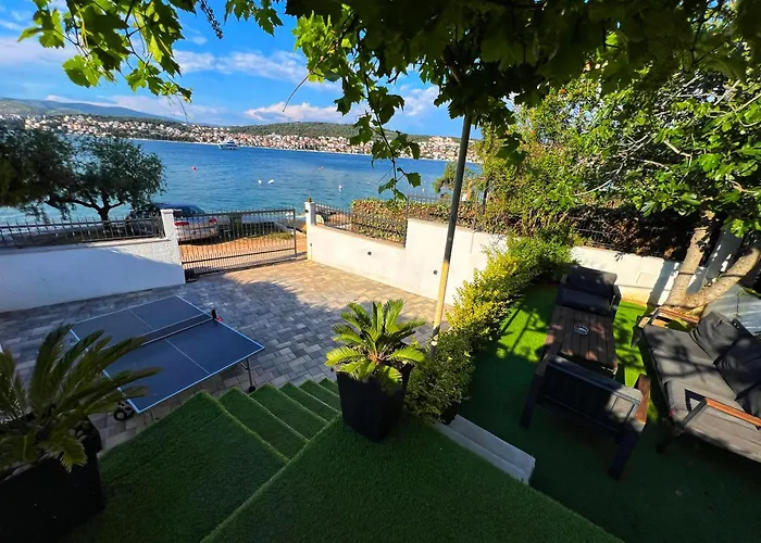 Hébergement de vacances With Private Jacuzzi & Parking Trogir