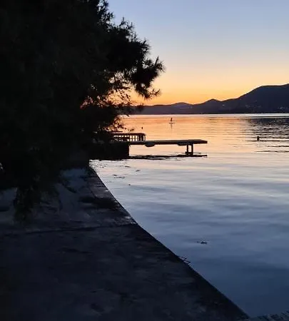 With Private Jacuzzi & Parking Hébergement de vacances Trogir