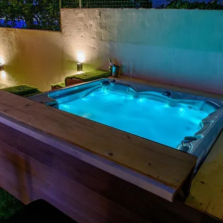 Hébergement de vacances With Private Jacuzzi & Parking *