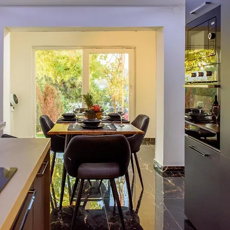 With Private Jacuzzi & Parking Hébergement de vacances Trogir