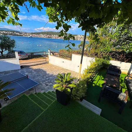 Hébergement de vacances With Private Jacuzzi & Parking Trogir